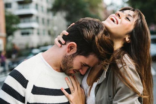 Một thói quen khi đi ngủ cho thấy chồng bạn có thể đang ngoại tình