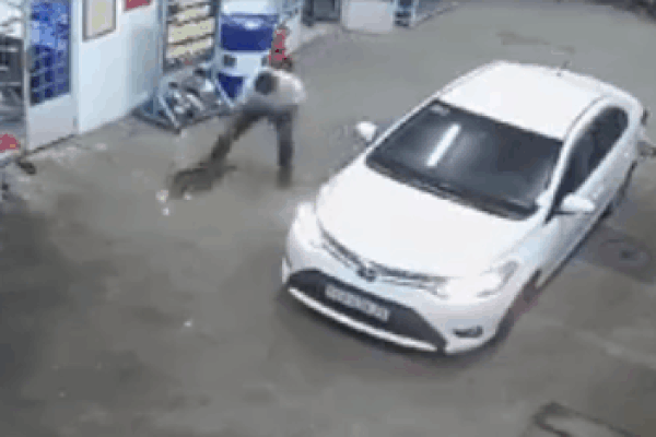 Clip: Tài xế đi ô tô vào đổ xăng, 'tiện tay' bế ngay con chó vào trong xe, người xem hồi hộp đến phút cuối