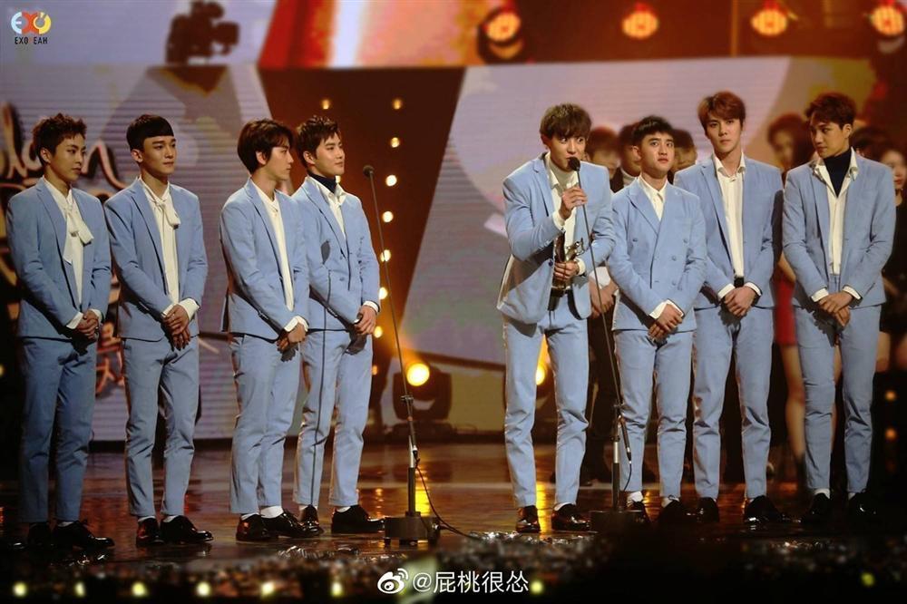 Bài bản đến phát sợ như Kbiz: Netizen phát hiện các idol nhà SM đều được đào tạo chung một lò tuyệt chiêu tạo dáng sang chảnh-12