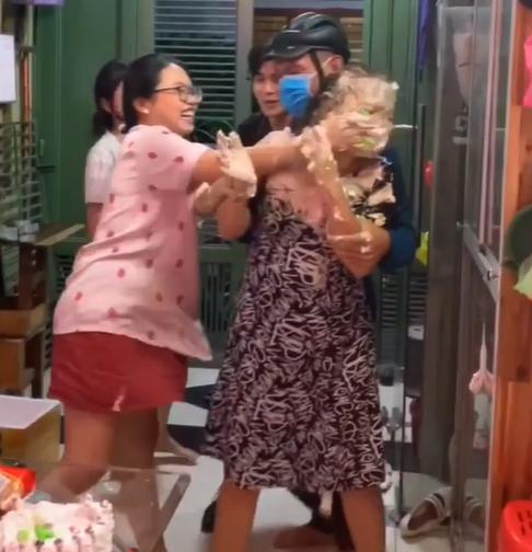 Phương Mỹ Chi gây tranh cãi dữ dội với hành động trét bánh kem lên mặt mẹ-4