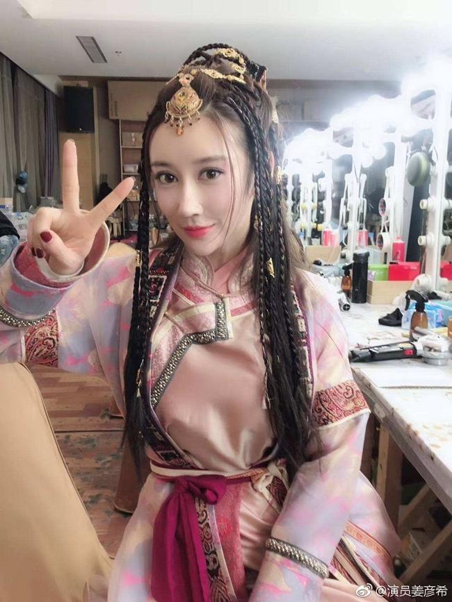 Hotgirl mạng khoe ngực khủng trong Tân Ỷ Thiên Đồ Long Ký là ai?-9