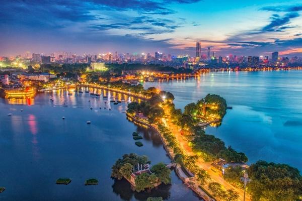 Người Ấn Độ chụp tòa chung cư ở Hà Nội ngập sắc đỏ giữa mùa dịch-5