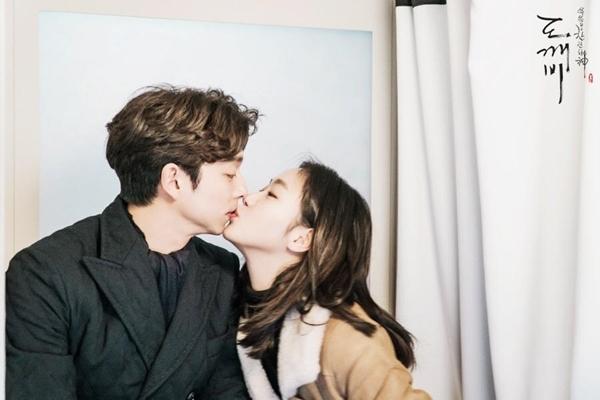 "Goblin": trong phim, bộ đôi chú cháu này chênh lệch lên tận 1000 tuổi. Ngoài đời, Gong Yoo và Kim Go Eun cách nhau 12 tuổi.