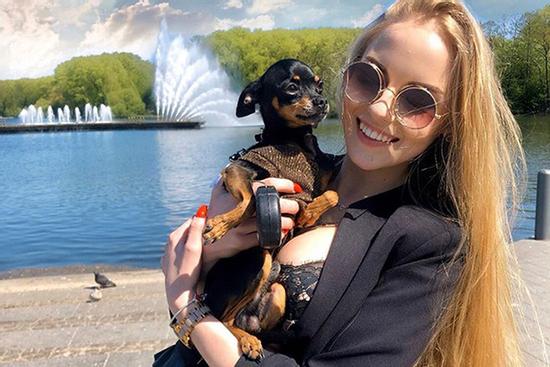 9X từng bị nhầm là cô giáo dạy Toán trở thành mẫu nội y có tiếng