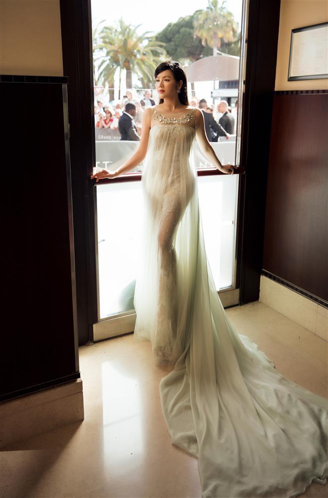 Bỏ lại hết váy áo và trang sức tiền tỉ, Lý Nhã Kỳ của hiện tại chân phương hết sức với toàn đồ làm vườn-3