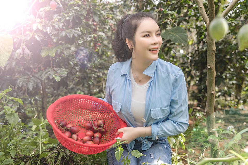 Bỏ lại hết váy áo và trang sức tiền tỉ, Lý Nhã Kỳ của hiện tại chân phương hết sức với toàn đồ làm vườn-6