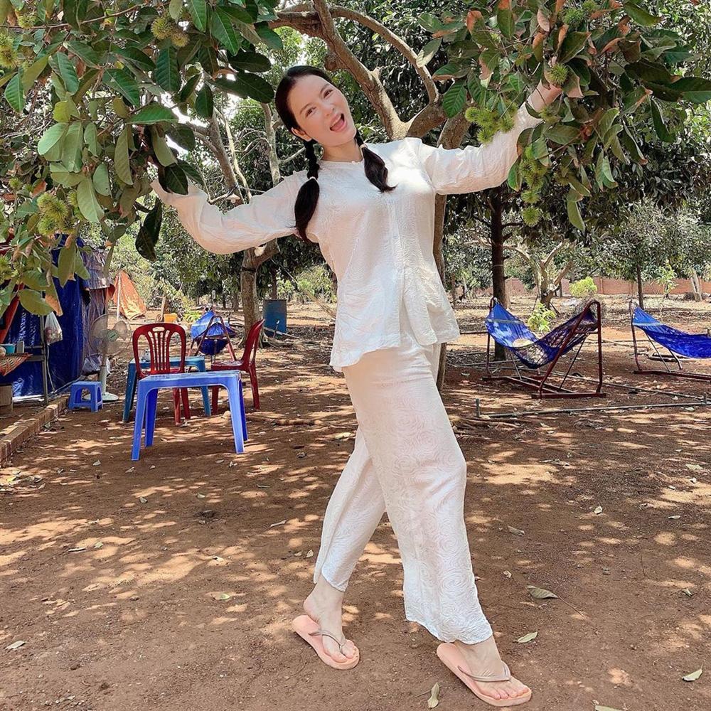 Bỏ lại hết váy áo và trang sức tiền tỉ, Lý Nhã Kỳ của hiện tại chân phương hết sức với toàn đồ làm vườn-11