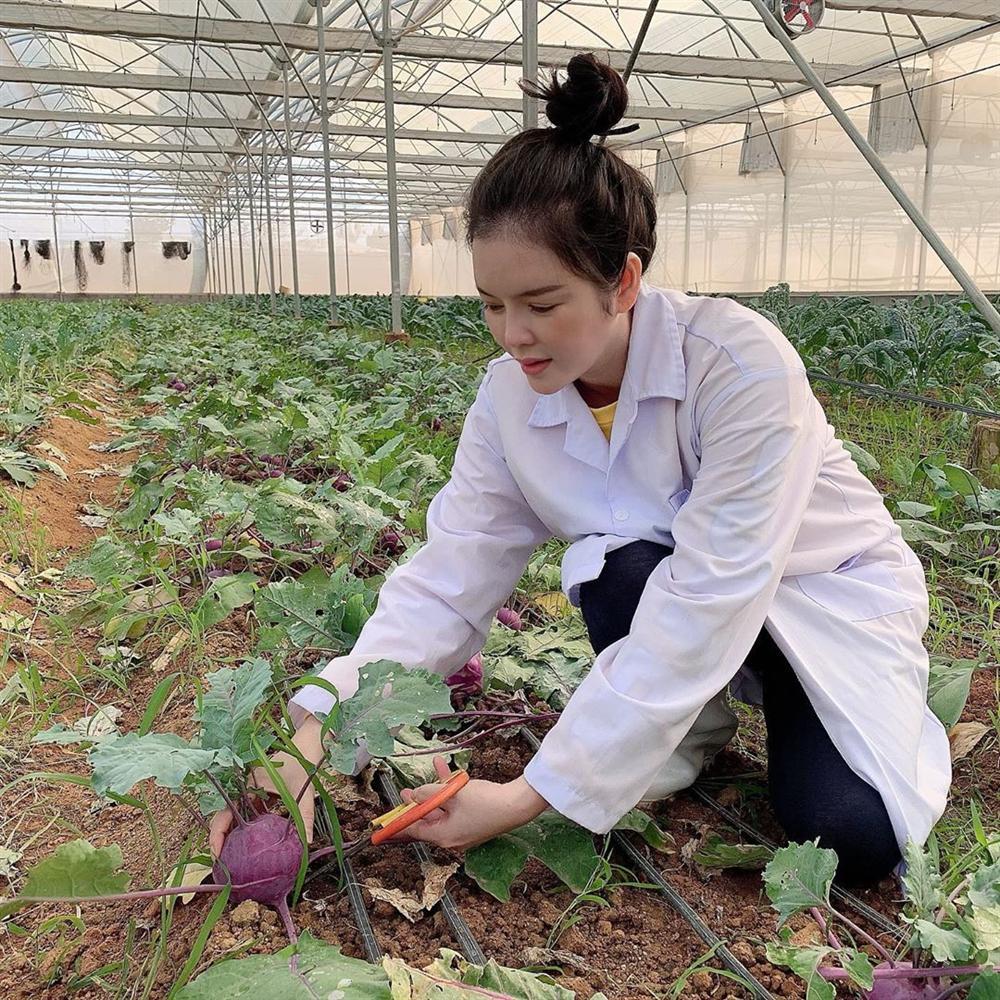 Bỏ lại hết váy áo và trang sức tiền tỉ, Lý Nhã Kỳ của hiện tại chân phương hết sức với toàn đồ làm vườn-8