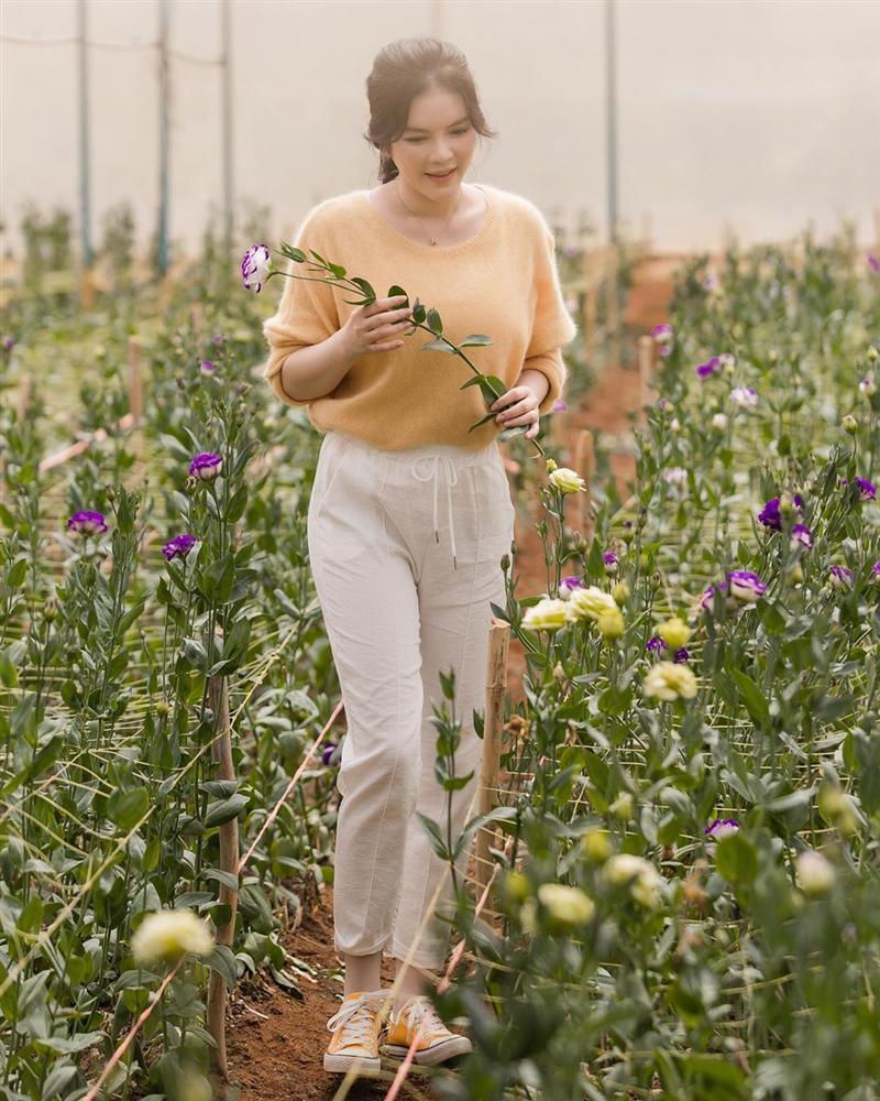 Bỏ lại hết váy áo và trang sức tiền tỉ, Lý Nhã Kỳ của hiện tại chân phương hết sức với toàn đồ làm vườn-9