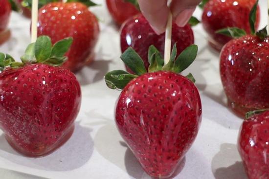 Làm kẹo hồ lô dâu tây, cam kiểu truyền thống Trung Quốc