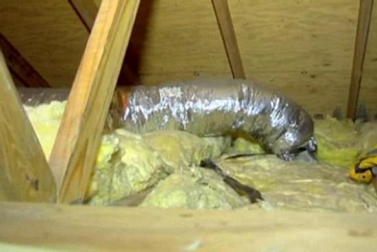 Nhà có tiếng động lạ, người phụ nữ ngỡ ngàng phát hiện bạn trai cũ 12 năm trước trên gác và hành động ghê tởm của hắn trong thời gian qua