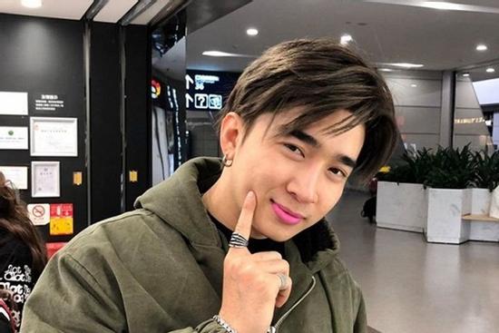 Chi Dân khiến dân mạng hết hồn với môi hồng cánh sen, tự nhận mình 'bóng'