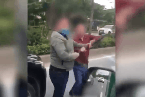 Clip: Đang bế con đứng trước cửa nhà, người phụ nữ bị trâu điên húc dã man-2