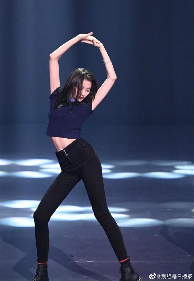 4 mỹ nhân sở hữu đôi chân dài nhất Cbiz: Địch Lệ Nhiệt Ba, Quan Hiểu Đồng chưa phải số 1-7