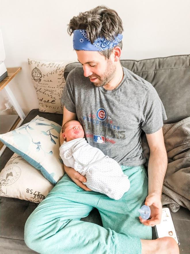 Bị cách ly vì Covid-19, người chồng thấp thỏm ngồi tại nhà theo dõi vợ vượt cạn qua ứng dụng online-3