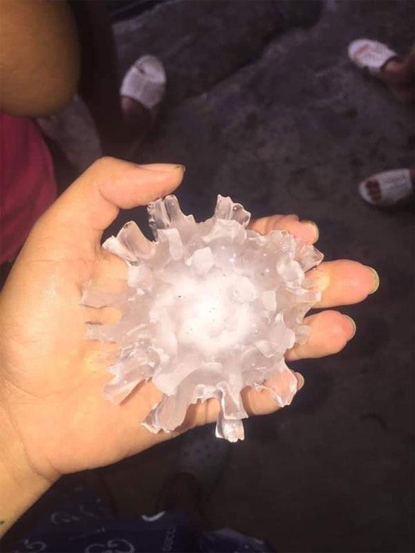 Khủng khiếp mưa đá to 7cm, có viên hình Covid-19 rơi vỡ đầu, tàn phá nhiều vùng phía Bắc-3