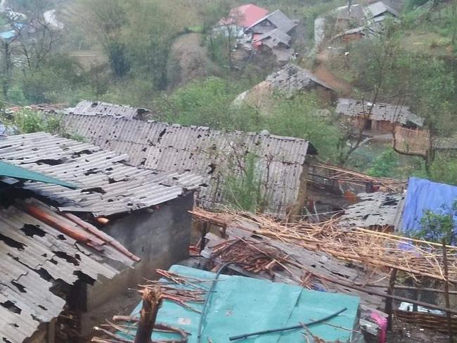 Khủng khiếp mưa đá to 7cm, có viên hình Covid-19 rơi vỡ đầu, tàn phá nhiều vùng phía Bắc-5