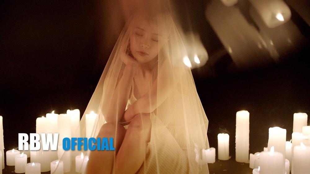 Trưởng nhóm Mamamoo bị chỉ trích mặc quá gợi cảm-3