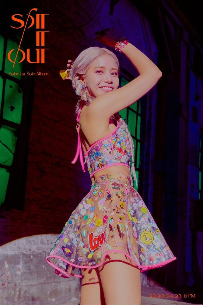 Trưởng nhóm Mamamoo bị chỉ trích mặc quá gợi cảm-4