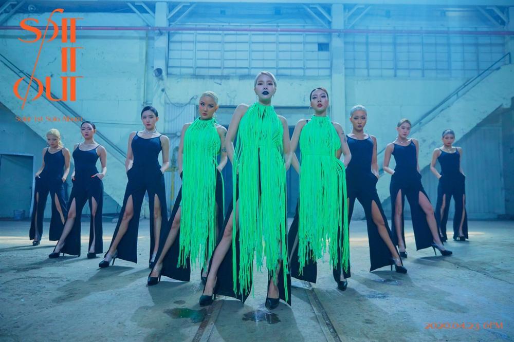 Trưởng nhóm Mamamoo bị chỉ trích mặc quá gợi cảm-8