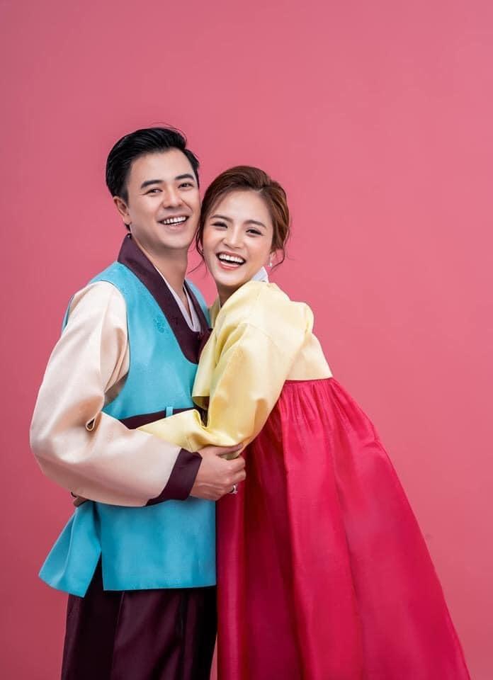 MC Tuấn Tú tắt tivi để vợ không xem được cảnh táo bạo của chồng-2