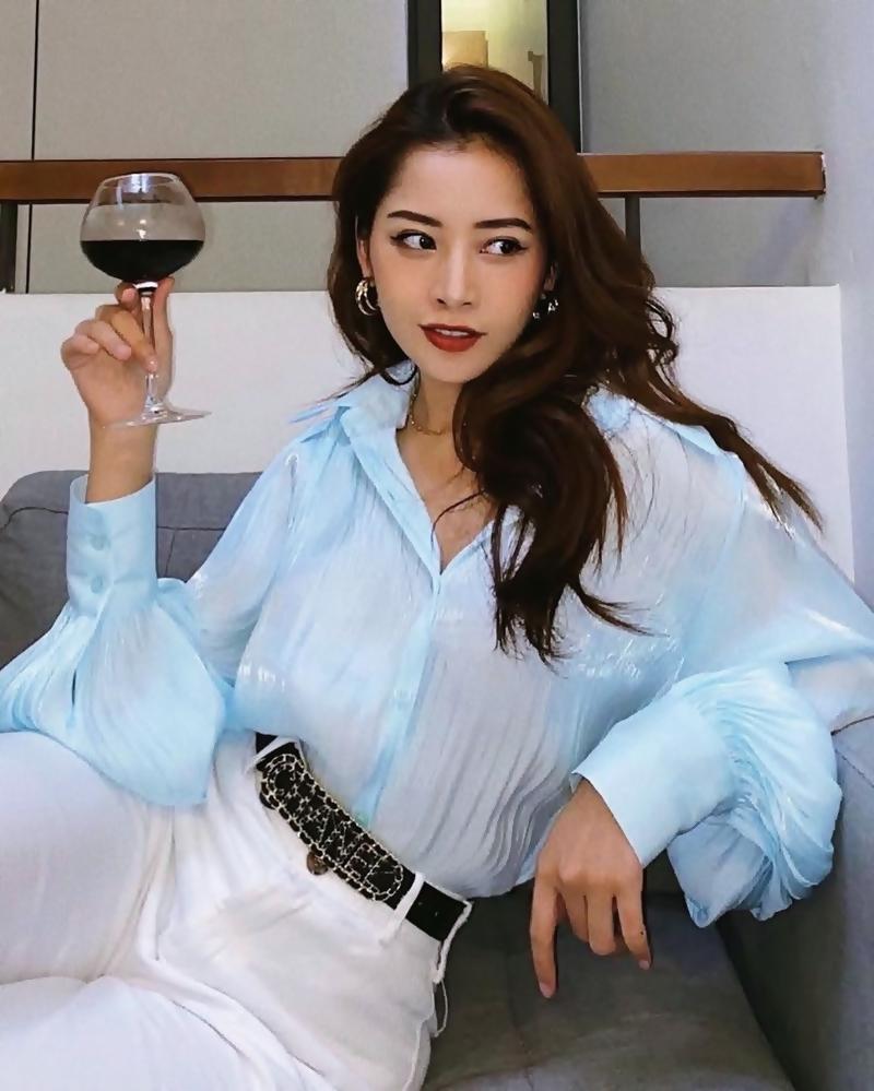 Thúy Vi lộ miếng dán ngực kém duyên - Chi Pu lên đồ sành điệu như đi tiệc dù ở nhà-2