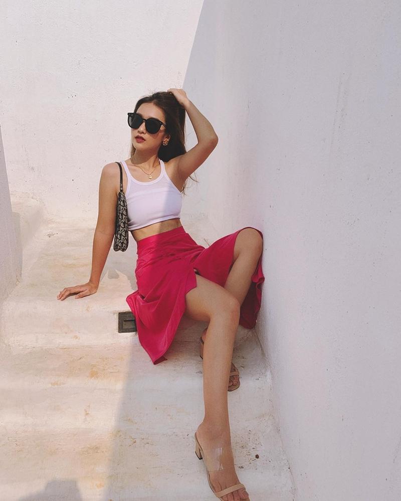 Thúy Vi lộ miếng dán ngực kém duyên - Chi Pu lên đồ sành điệu như đi tiệc dù ở nhà-4