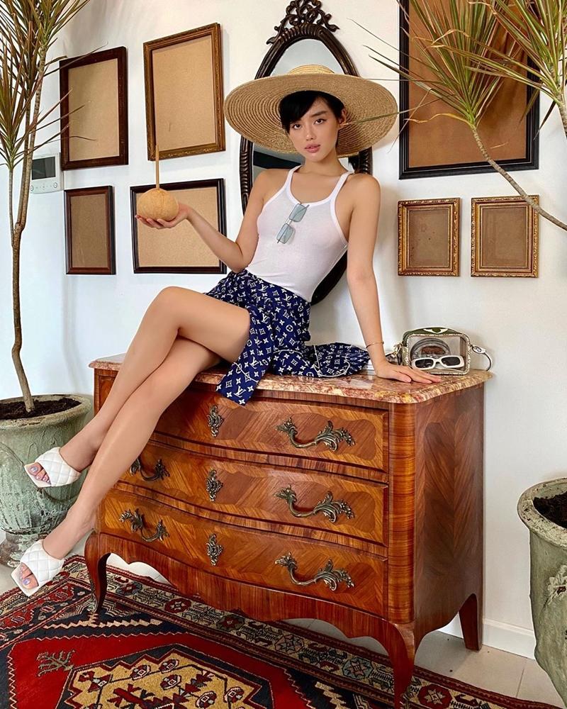 Thúy Vi lộ miếng dán ngực kém duyên - Chi Pu lên đồ sành điệu như đi tiệc dù ở nhà-5