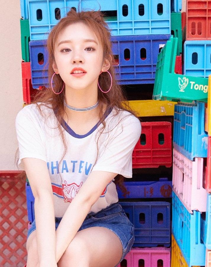 Thành viên Yuqi của (G)I-DLE có chất giọng trầm vô cùng đặc biệt. Nhiều người hâm mộ so sánh giọng cô với chú chó Husky vì giọng trầm ấm quyến rũ.