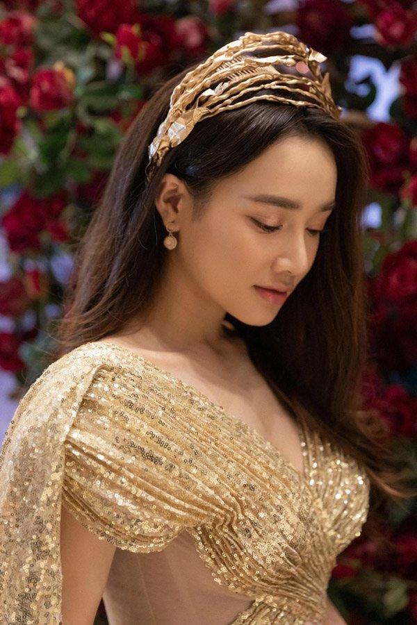 Nhã Phương làm nàng vợ thỏ của Trường Giang nhờ món phụ kiện luôn mang theo bên mình-4