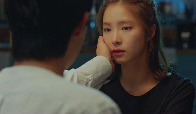 Thấy lọ thuốc lạ trong ngăn kéo, tôi điếng người biết bí mật mẹ và vợ giấu 2 năm nay-1