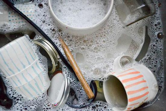 Bát vừa rửa xong đã mang khăn lau sạch, lỗi sai tai hại nhưng ai cũng tưởng đúng