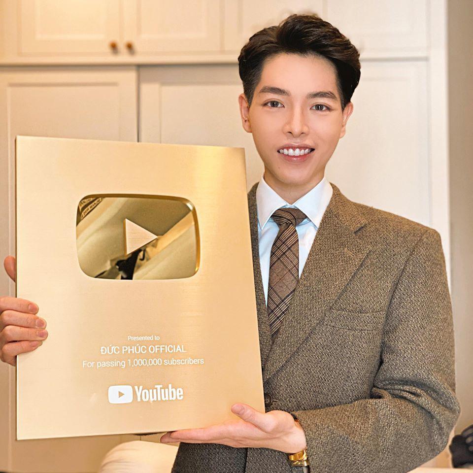 Muôn kiểu ca sĩ Việt khoe nút vàng Youtube: Người trang trọng háo hức, kẻ hờ hững bẽ bàng-6