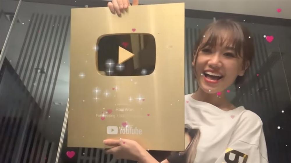 Muôn kiểu ca sĩ Việt khoe nút vàng Youtube: Người trang trọng háo hức, kẻ hờ hững bẽ bàng-10