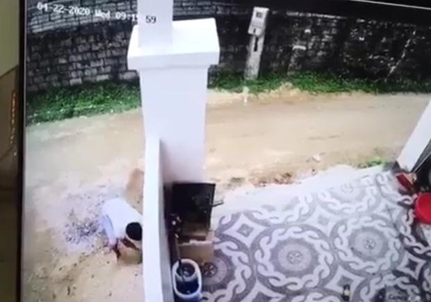 Tài xế ở Nghệ An lùi xe cán chết bé trai, nhẫn tâm bê xác phi tang rồi xóa vết máu bằng đất-4