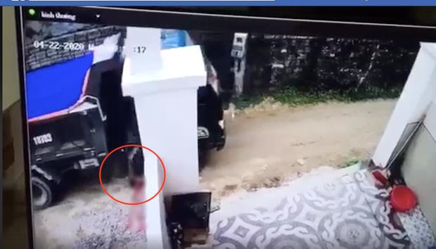 Tài xế ở Nghệ An lùi xe cán chết bé trai, nhẫn tâm bê xác phi tang rồi xóa vết máu bằng đất-1