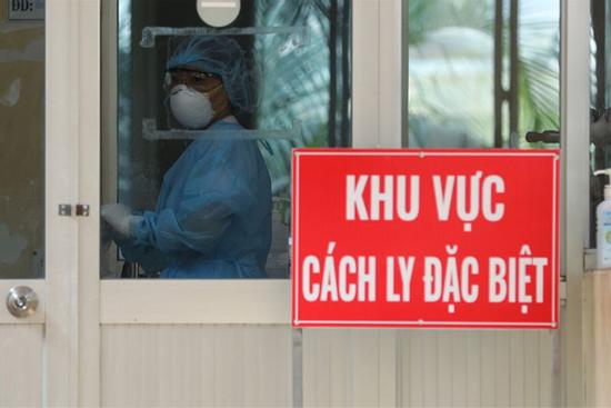 Sức khỏe 3 bệnh nhân Covid-19 nặng: Phi công người Anh diễn biến xấu, 'phổi đông đặc, co nhỏ'