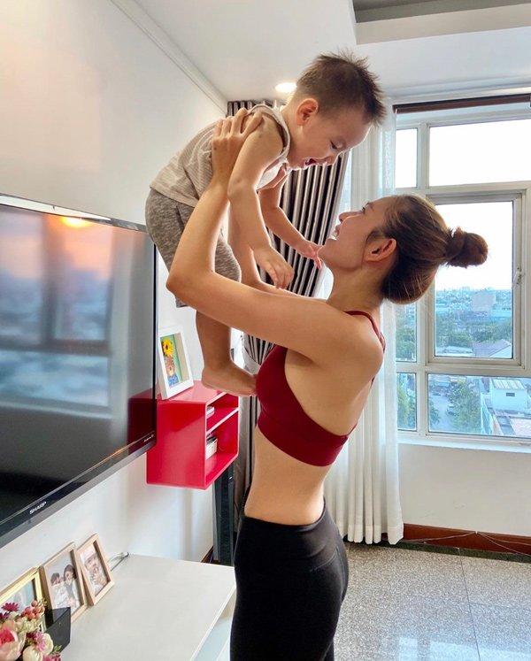 Bồng con trên tay Phạm Hương, Chúng Huyền Thanh vẫn vô tư luyện tập thể dục-4