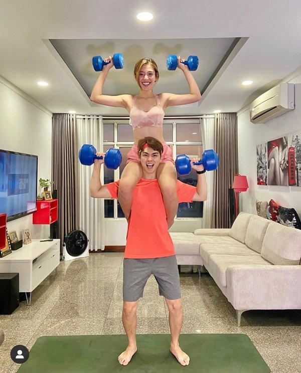 Bồng con trên tay Phạm Hương, Chúng Huyền Thanh vẫn vô tư luyện tập thể dục-5