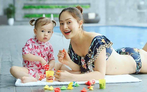 Bồng con trên tay Phạm Hương, Chúng Huyền Thanh vẫn vô tư luyện tập thể dục-6