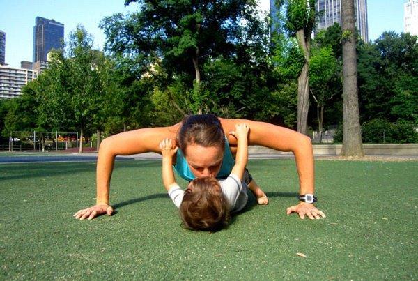 Bồng con trên tay Phạm Hương, Chúng Huyền Thanh vẫn vô tư luyện tập thể dục-8