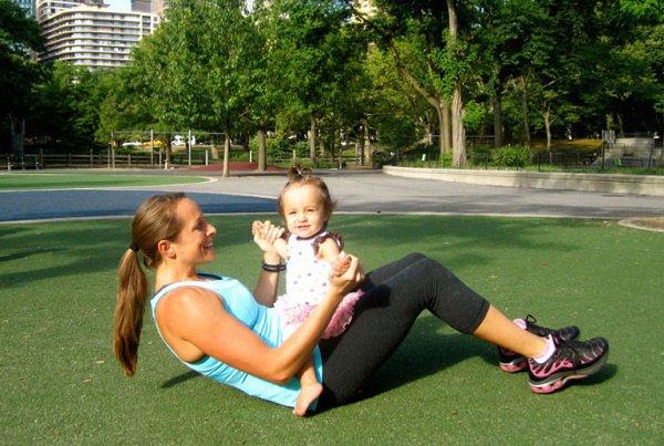 Bồng con trên tay Phạm Hương, Chúng Huyền Thanh vẫn vô tư luyện tập thể dục-9