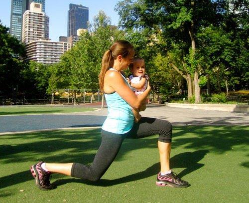 Bồng con trên tay Phạm Hương, Chúng Huyền Thanh vẫn vô tư luyện tập thể dục-10