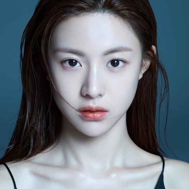 Nhan sắc lạ lẫm trước khi dao kéo của hot girl đình đám Hàn Quốc-1