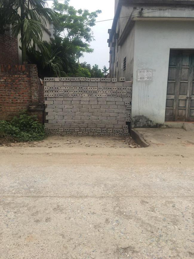 Hà Nội: Phá tường giải cứu cụ bà gần 80 tuổi ốm liệt giường bị hàng xóm nhốt trong nhà-2