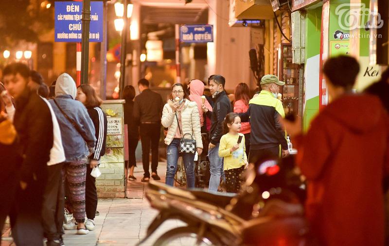 Buổi tối đầu tiên sau cách ly, giới trẻ Hà Nội lên phố ăn kem Tràng Tiền, ngắm Hồ Tây dù trời rét lạnh-3