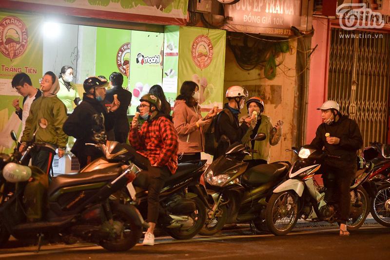 Buổi tối đầu tiên sau cách ly, giới trẻ Hà Nội lên phố ăn kem Tràng Tiền, ngắm Hồ Tây dù trời rét lạnh-4