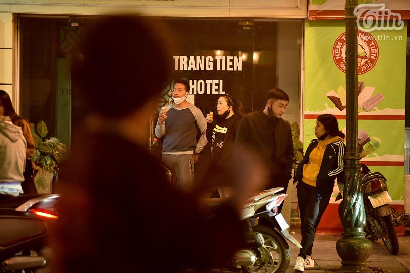 Buổi tối đầu tiên sau cách ly, giới trẻ Hà Nội lên phố ăn kem Tràng Tiền, ngắm Hồ Tây dù trời rét lạnh-5