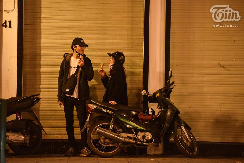 Buổi tối đầu tiên sau cách ly, giới trẻ Hà Nội lên phố ăn kem Tràng Tiền, ngắm Hồ Tây dù trời rét lạnh-8