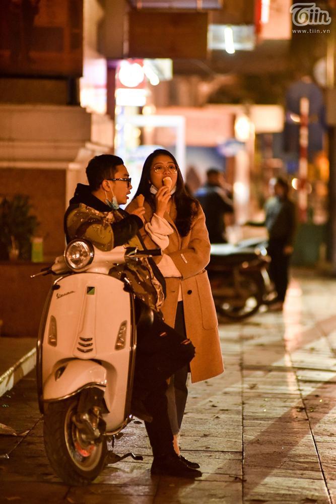 Buổi tối đầu tiên sau cách ly, giới trẻ Hà Nội lên phố ăn kem Tràng Tiền, ngắm Hồ Tây dù trời rét lạnh-9